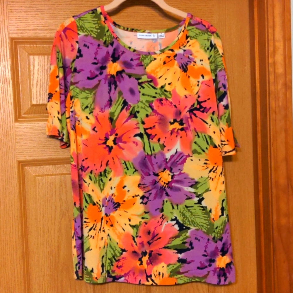 Susan Graver Elbow  sleeve, floral top